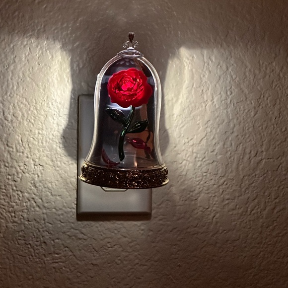 (DISNEY PRINCESS collection) Belle wallflowers nightlight. - Picture 2 of 4